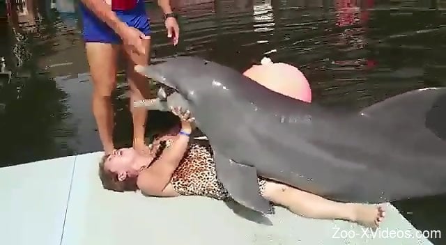 640px x 352px - Hilarious video with a dolphin and a horny GILF
